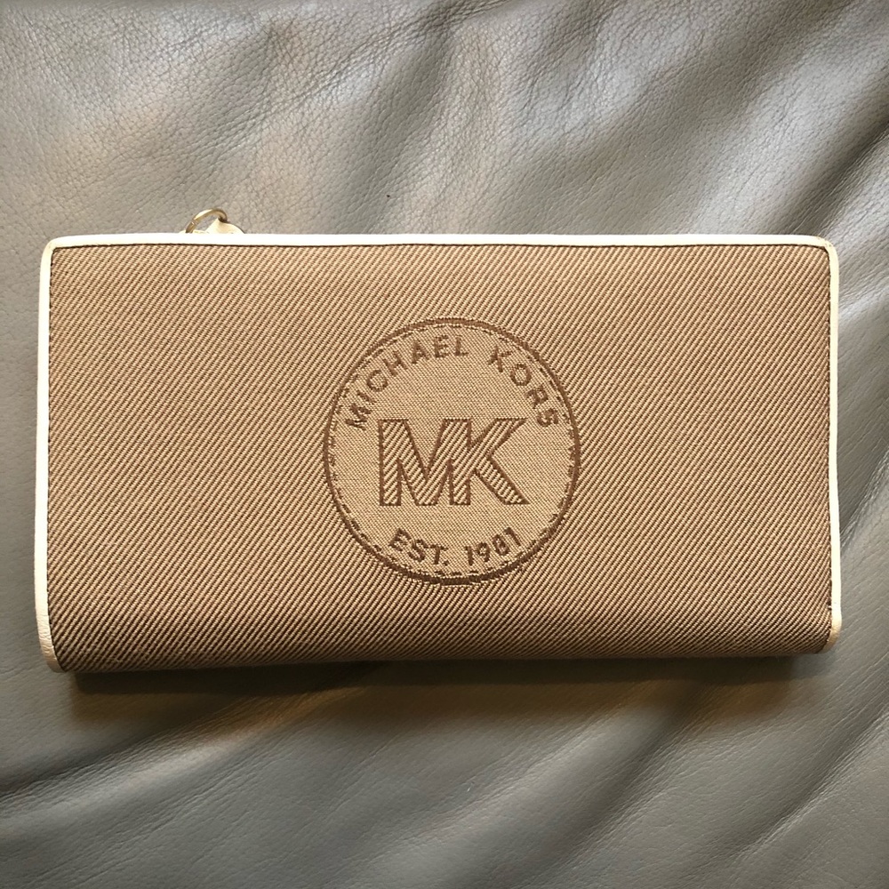 ❌❌SOLD Michael Kors Wallet❌❌